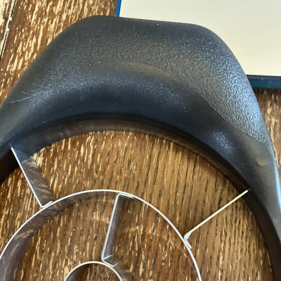 Pampered Chef Pineapple Melon Wedger Cutter Slicer Corer With Cover - Picture 9 of 9